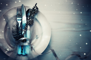 عکس با کیفیت بشقاب همراه با قاشق و چنگال تزئین شده